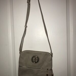 Tan Crossbody Bag with Structured Design and Timeless Appeal